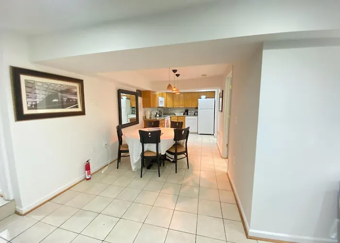 Comfy Basement Home 2 Bdrm1Den 3Queen Beds