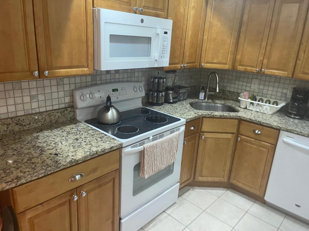 Comfy Basement 2 Bdrm1den 3queen Beds Washington